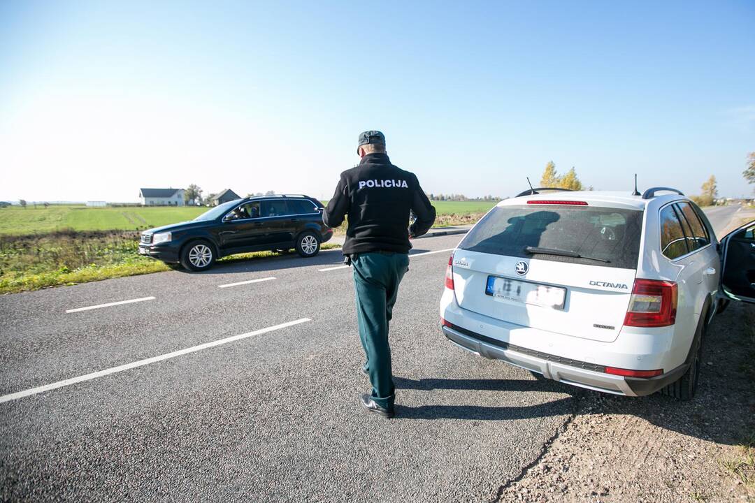 Reidas Kaune su nežymėtu policijos automobiliu