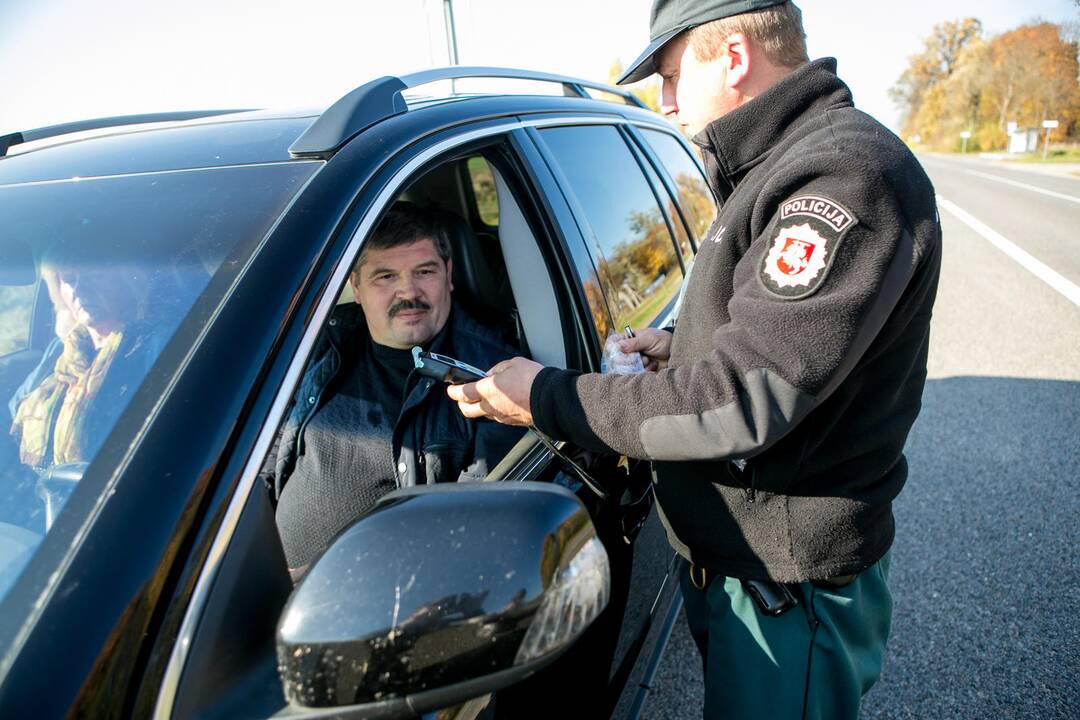 Reidas Kaune su nežymėtu policijos automobiliu