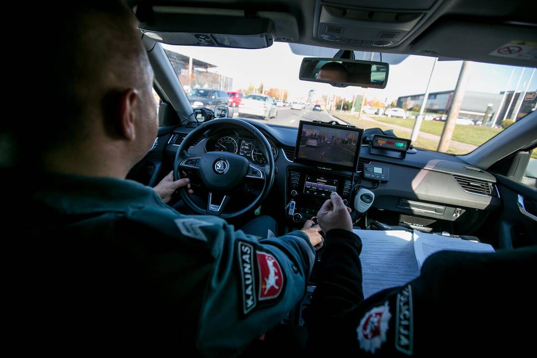 Reidas Kaune su nežymėtu policijos automobiliu