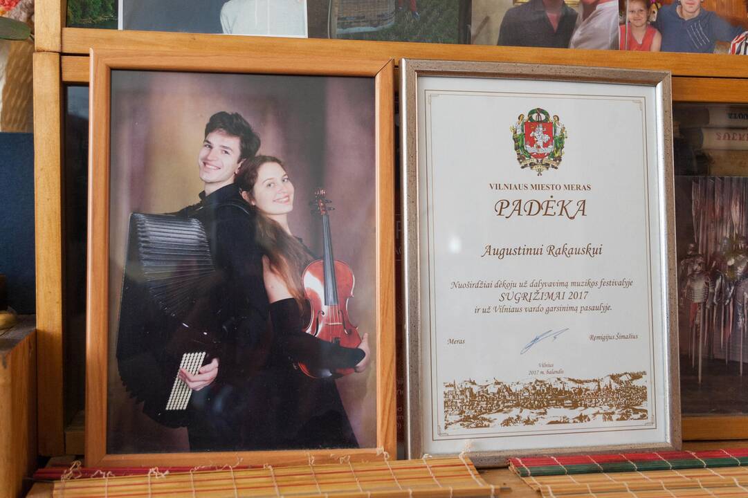 Nostalgija: pasiilgusi artimųjų, D.Skrinskienė į rankas ima nuotraukų albumą.