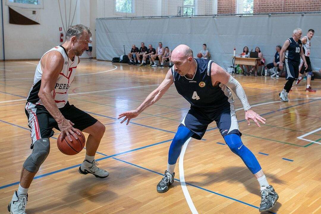 Įvertino: legendinis žalgirietis S.Jovaiša ne kartą gyrė krepšinio veteranų varžybose dalyvavusio olimpinio disko metimo čempiono R.Ubarto žaidimą.
