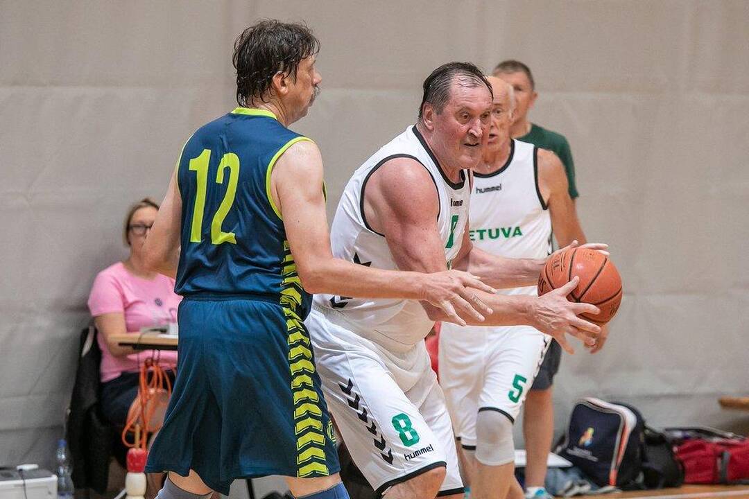 Įvertino: legendinis žalgirietis S.Jovaiša ne kartą gyrė krepšinio veteranų varžybose dalyvavusio olimpinio disko metimo čempiono R.Ubarto žaidimą.