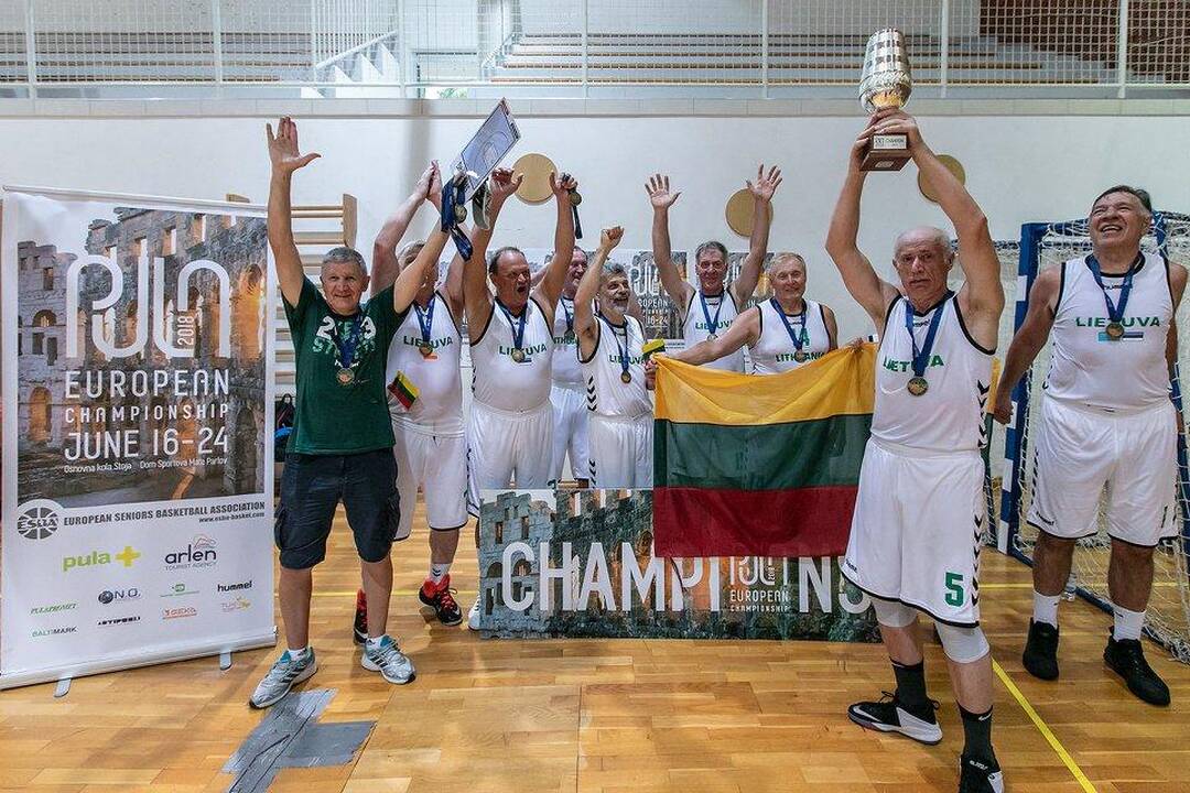 Įvertino: legendinis žalgirietis S.Jovaiša ne kartą gyrė krepšinio veteranų varžybose dalyvavusio olimpinio disko metimo čempiono R.Ubarto žaidimą.