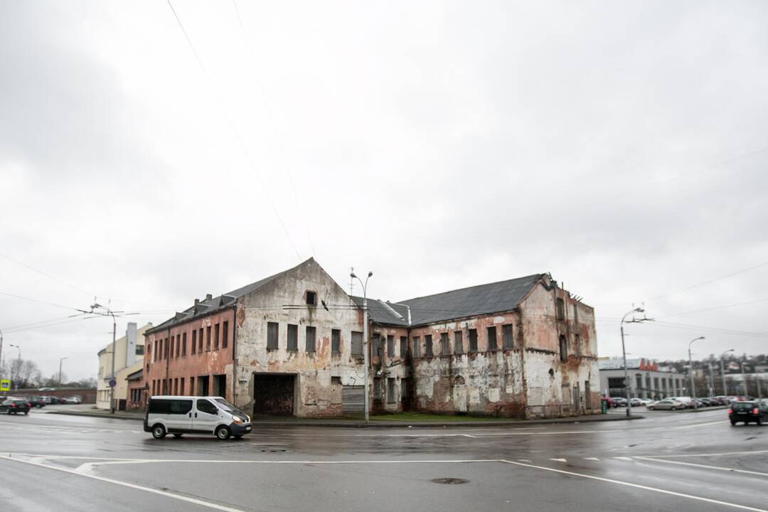 Apleistas: kad ir iš kurios pusės žiūrėsi, Kaunakiemio g. 3 pastatas atrodo apgailėtinai.