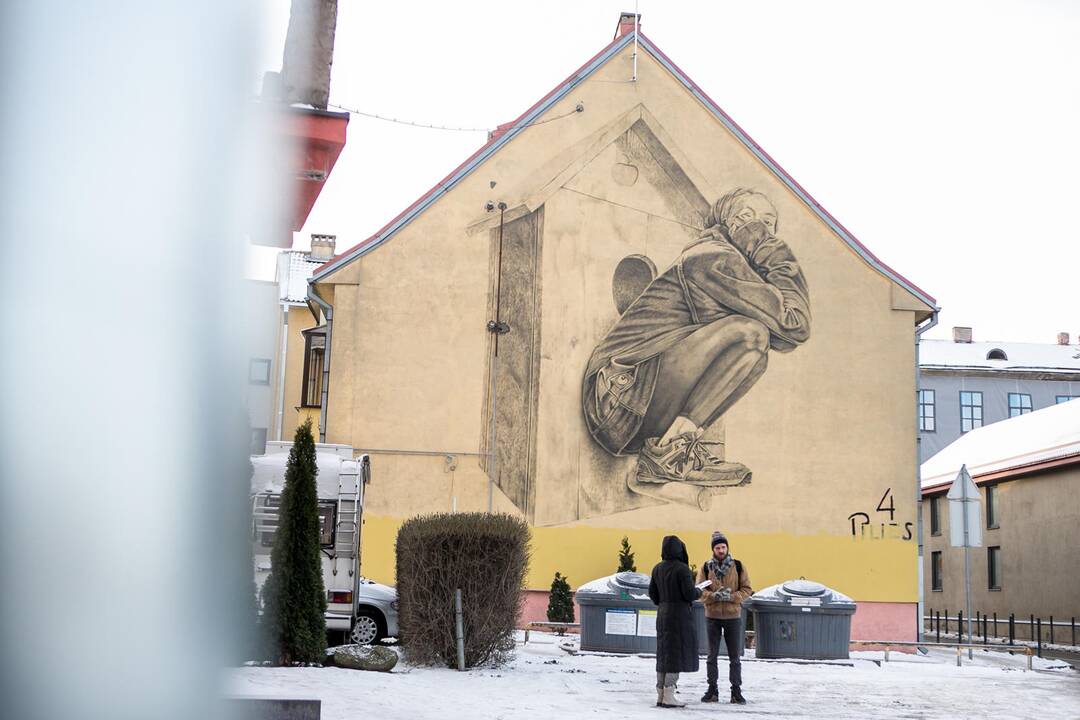Kūrinys: piešiniui, kurį perkelti ant sienos jo autoriui T.Vincaičiui (kairėje) ir į pagalbą atėjusiam kolegai T.Norvilai prireikė 25 valandų.
