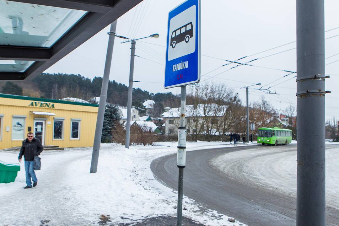 Atstumas: nuo šios Kaniūkų stotelės iki kitos tuo pačiu pavadinimu – apie 3 km.