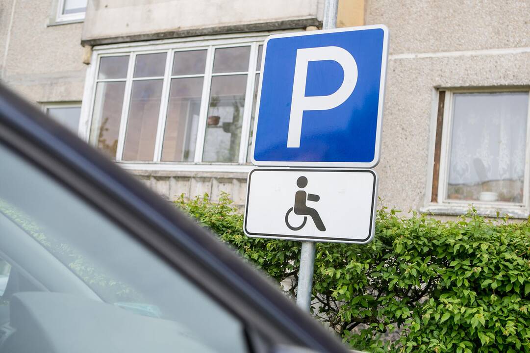 Situacija: Ž.Demendžiūnas ne visada randa vietos automobilį palikti arčiau namo, kuriame gyvena, ir pareiti namo jam turi padėti garbaus amžiaus mama.