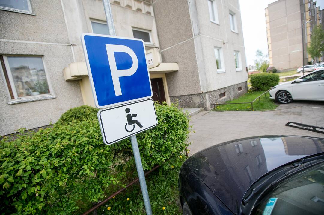 Situacija: Ž.Demendžiūnas ne visada randa vietos automobilį palikti arčiau namo, kuriame gyvena, ir pareiti namo jam turi padėti garbaus amžiaus mama.
