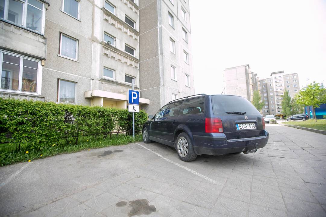 Situacija: Ž.Demendžiūnas ne visada randa vietos automobilį palikti arčiau namo, kuriame gyvena, ir pareiti namo jam turi padėti garbaus amžiaus mama.
