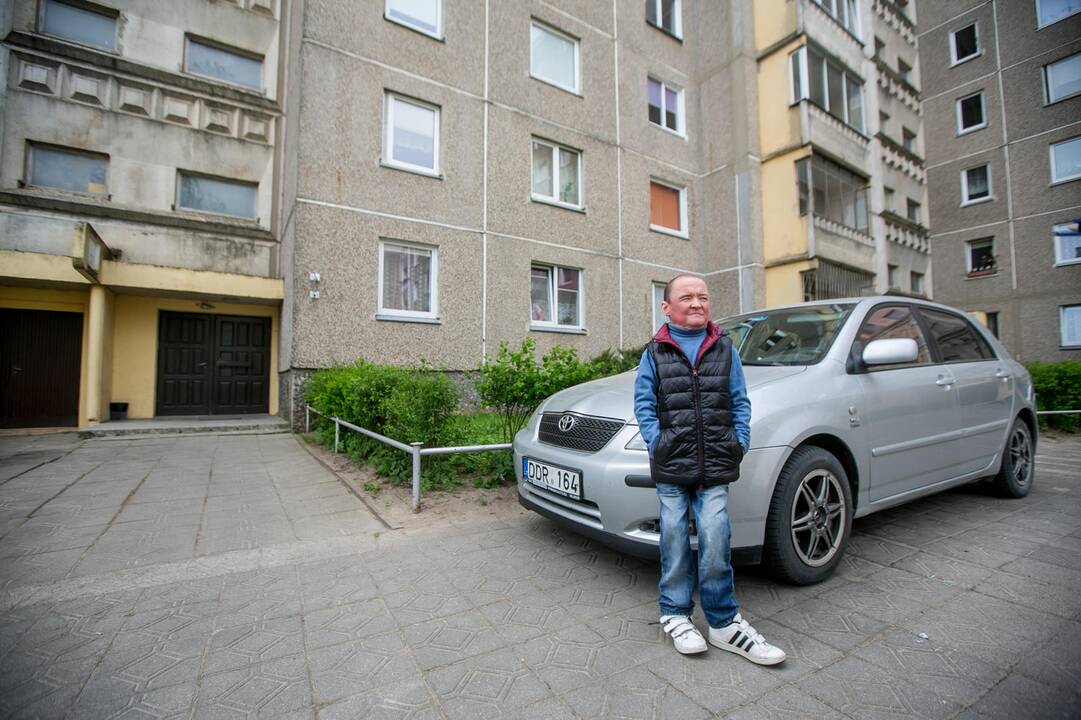 Situacija: Ž.Demendžiūnas ne visada randa vietos automobilį palikti arčiau namo, kuriame gyvena, ir pareiti namo jam turi padėti garbaus amžiaus mama.