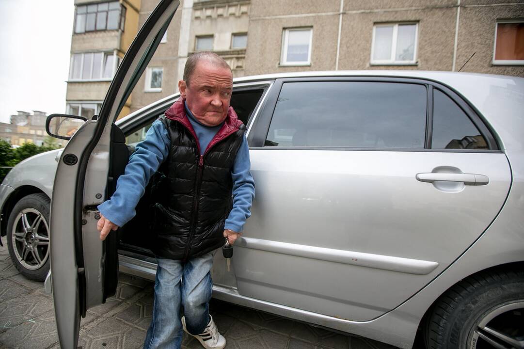 Situacija: Ž.Demendžiūnas ne visada randa vietos automobilį palikti arčiau namo, kuriame gyvena, ir pareiti namo jam turi padėti garbaus amžiaus mama.