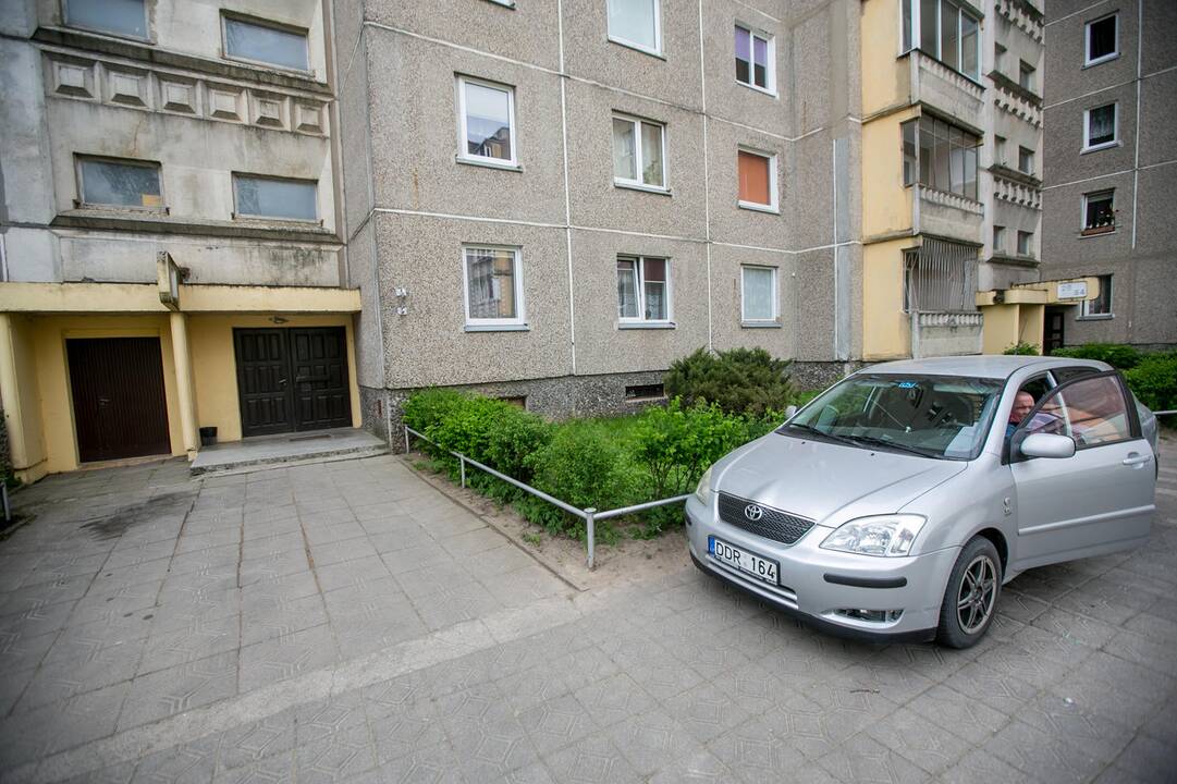 Situacija: Ž.Demendžiūnas ne visada randa vietos automobilį palikti arčiau namo, kuriame gyvena, ir pareiti namo jam turi padėti garbaus amžiaus mama.