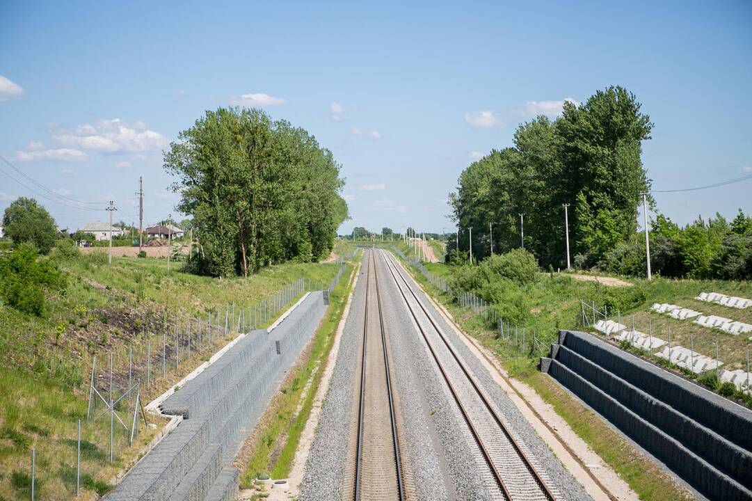 Skundas: anot gyventojų, visos geležinkelio atliekos buvo supiltos į didelę krūvą ir tik žurnalistams pradėjus domėtis krūva pradėjo nykti.