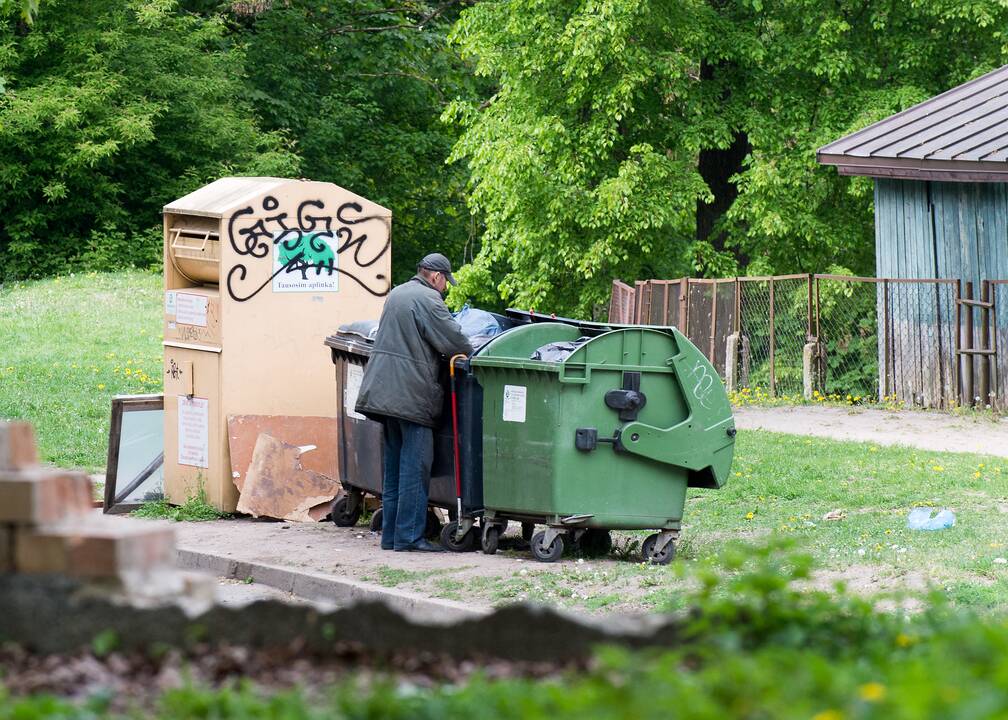 Netvarka: kelininkai, ypač po savaitgalių, fiksuoja augančius atliekų kiekius.