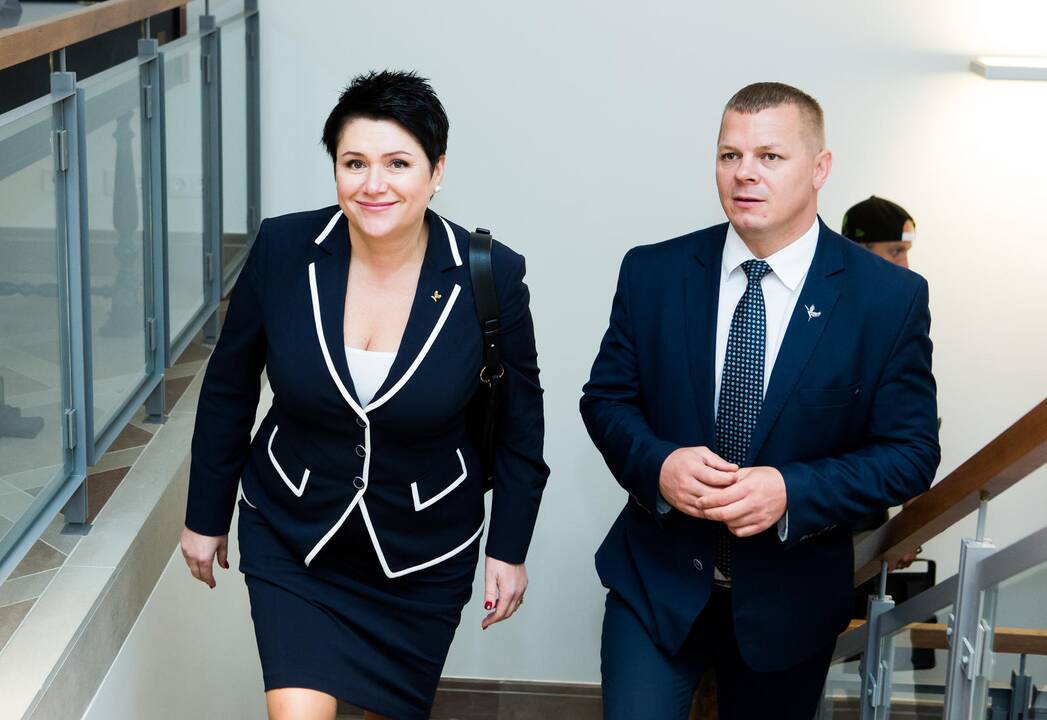 Pastangos: anot LTOK prezidentės D.Gudzinevičiūtės, Seimo jaunimo ir sporto reikalų komisijos primininko K.Smirnovo (dešinėje) dėka pavyko grąžinti KKSD rengtą sporto įstatymą, kad jis būtų tobulinamas.