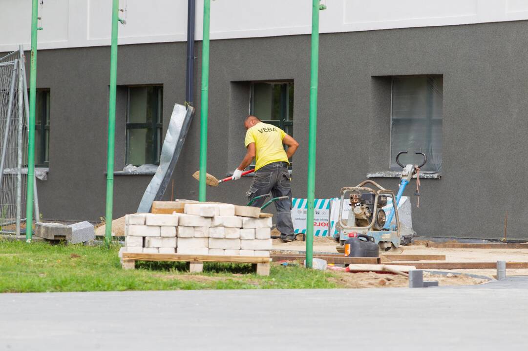 Apšiltins: aplink Panemunėje įsikūrio KTU licėjaus pastato fasadą dabar pluša darbininkai.