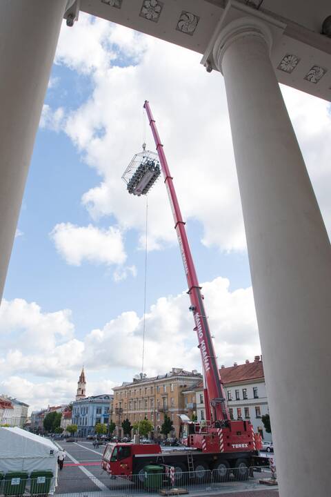 Kaina: kreditorių nebepasiekiamas verslininkas už prabangius pietus restorane "Dinner in the Sky" 50 m aukštyje susižerdavo gerus pinigus – iki 198 eurų dviem asmenims.