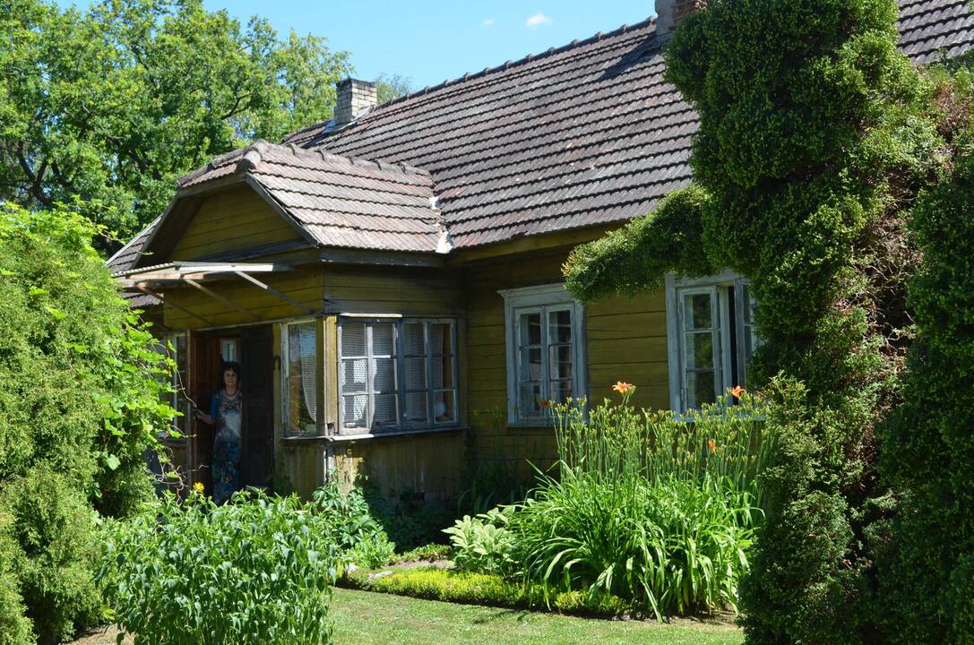 Vaizdas: A.Smetona su S.Smetoniene pievelėje. Gali būti, kad Užugirio dvare.