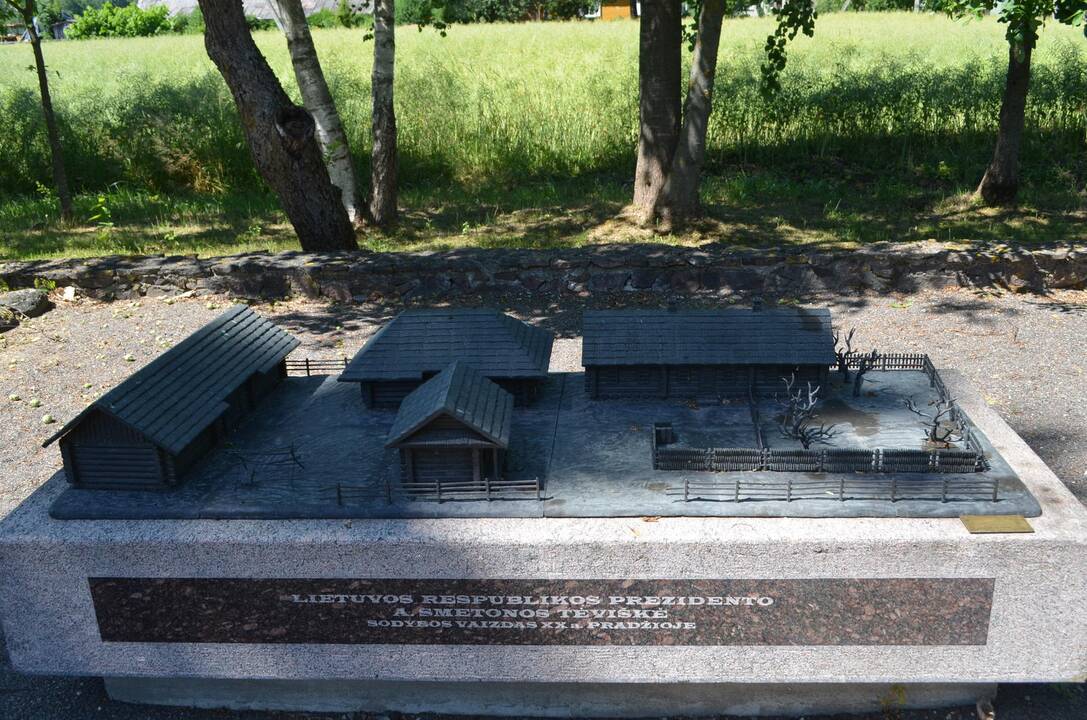 Vaizdas: A.Smetona su S.Smetoniene pievelėje. Gali būti, kad Užugirio dvare.