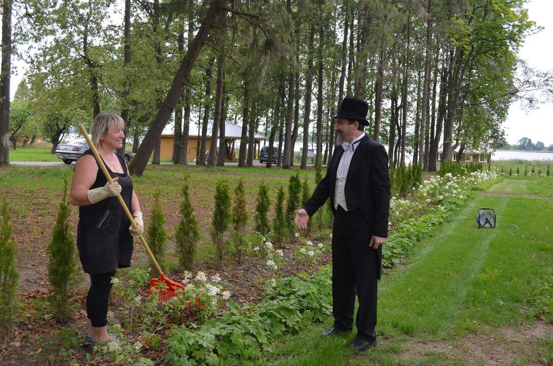 Vaizdas: A.Smetona su S.Smetoniene pievelėje. Gali būti, kad Užugirio dvare.