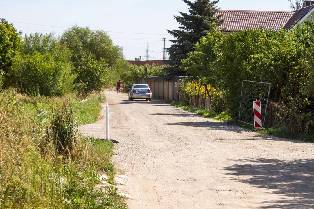 Kenčia: pravažiuojantys automobiliai nuolat kelia dulkių debesis.