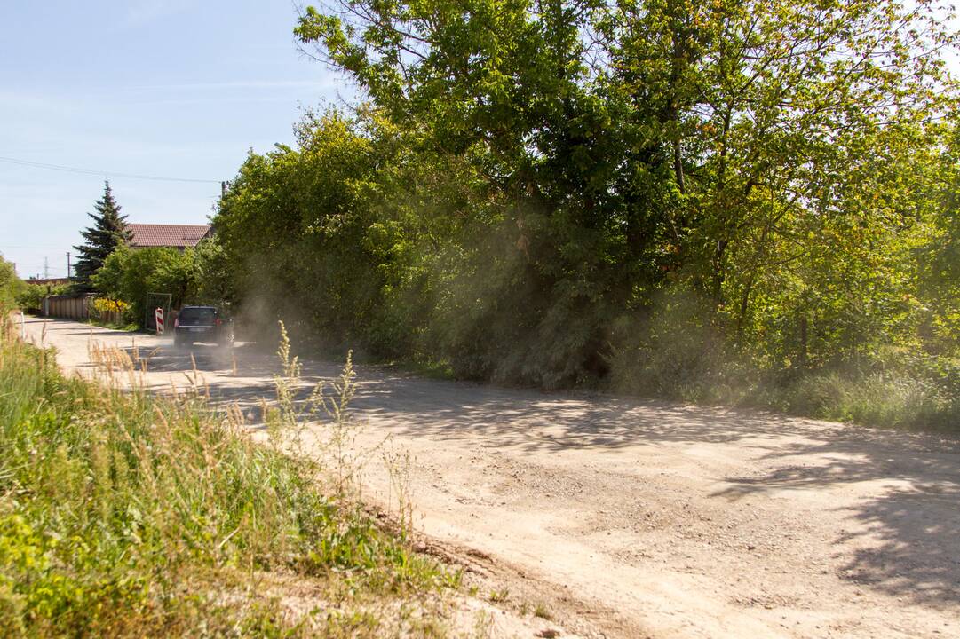 Kenčia: pravažiuojantys automobiliai nuolat kelia dulkių debesis.