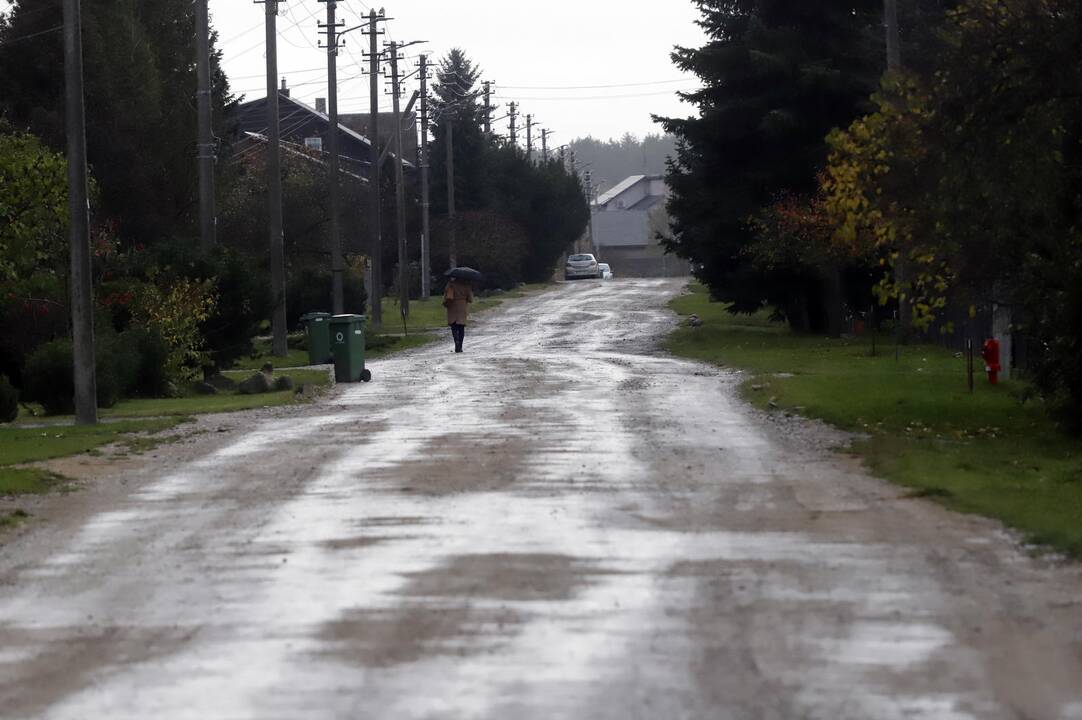 Problema: gyventojai į namus priversti važiuoti duobėtu žvyro keliu.