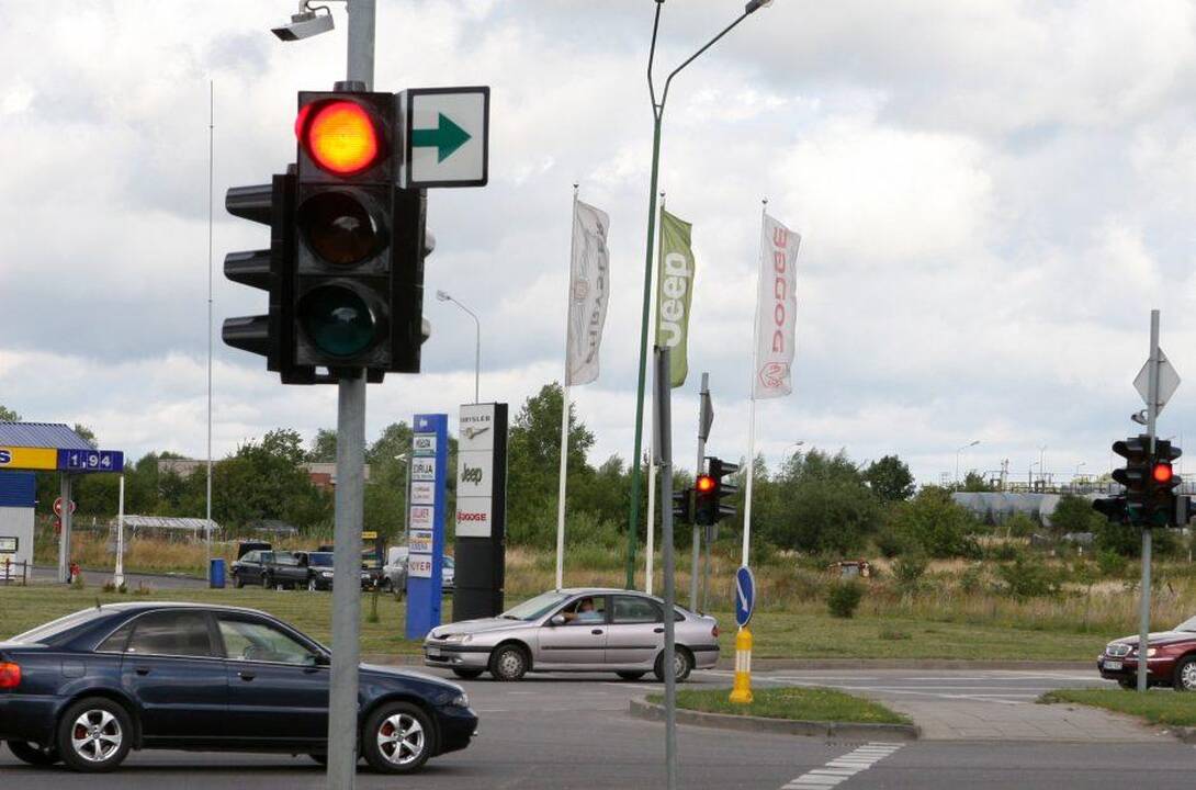 Didmiesčiai siūlo svarstyti galimybę grąžinti dešiniojo posūkio rodykles