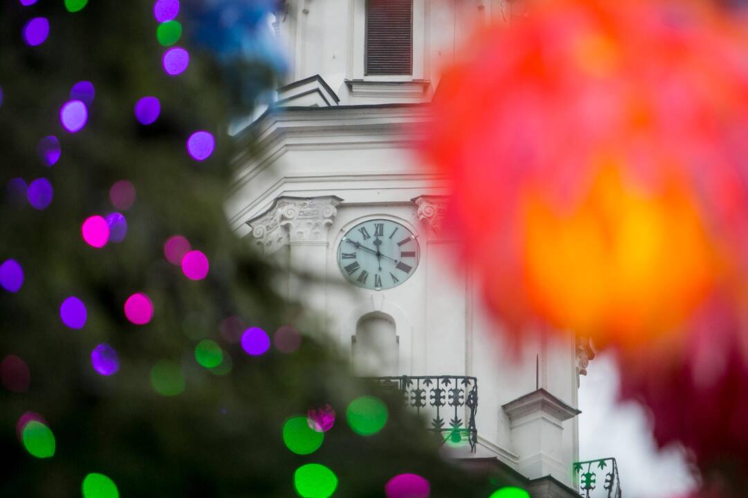 Kauniečiai ir miesto svečiai aplankė kosminę kalėdų eglę