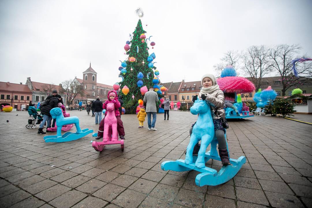 Kauniečiai ir miesto svečiai aplankė kosminę kalėdų eglę