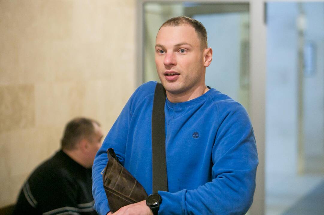 Nepasigailėjo: J.Volungevičius pasiėmė želdinių žirkles ir nukirpo beveik 20 pušelių.