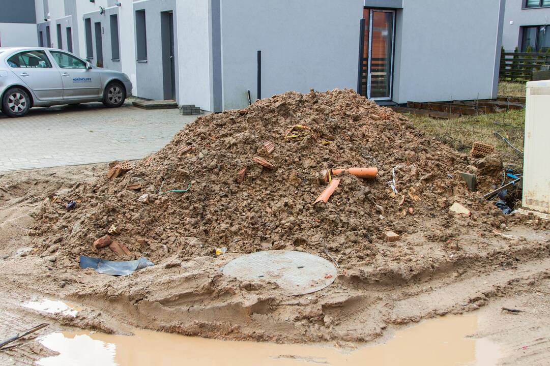 Neįrengė: vystant Šilagirio gatvės kotedžų kvartalą nebuvo įrengti kanalizacijos šuliniai.
