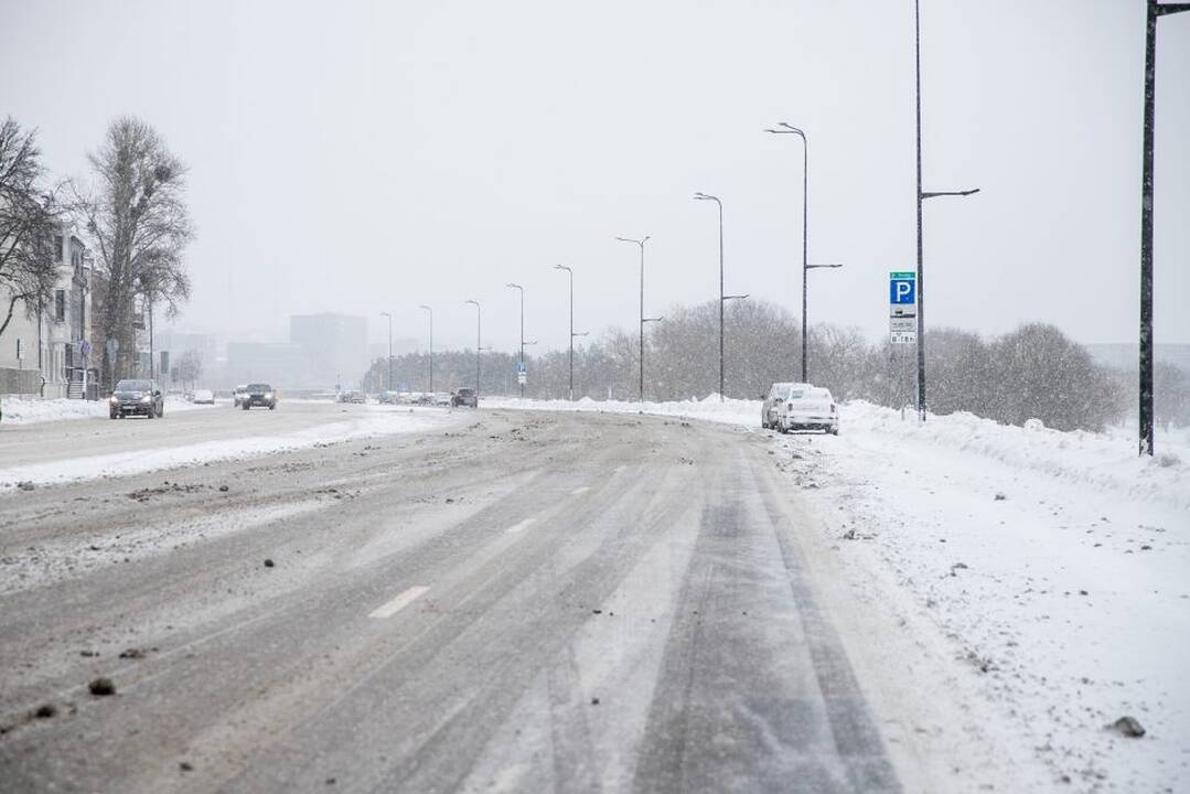 Kelininkai siunčia žinią vairuotojams: būkite budrūs – eismo sąlygas sunkina snygis