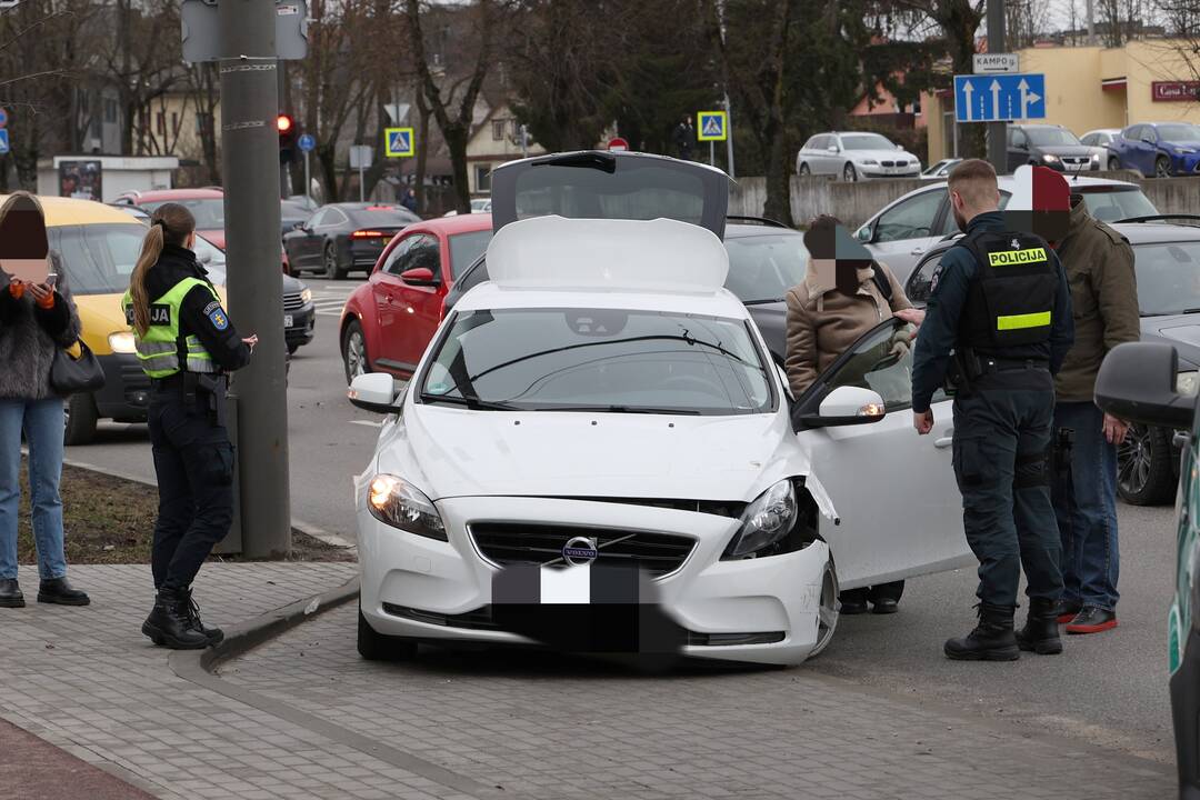 „Volvo“ ir BMW susidūrimas Savanorių prospekte