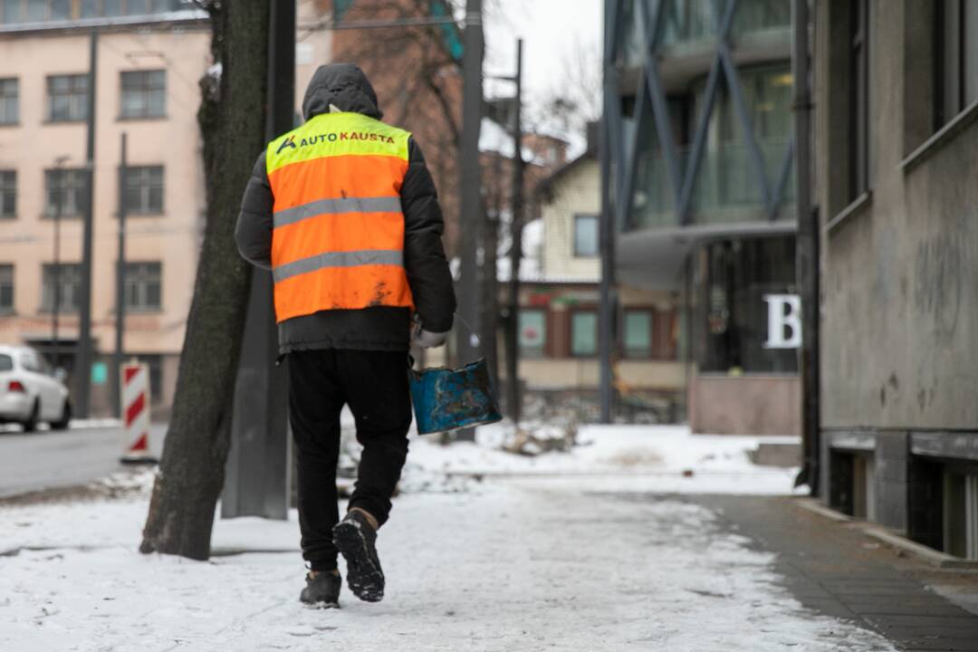 Kaune iškritęs sniegas kelių remonto darbų nestabdo