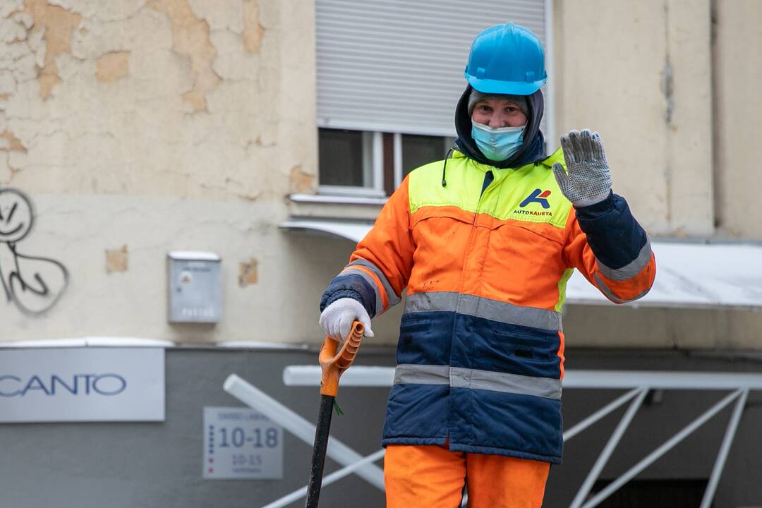 Kaune iškritęs sniegas kelių remonto darbų nestabdo