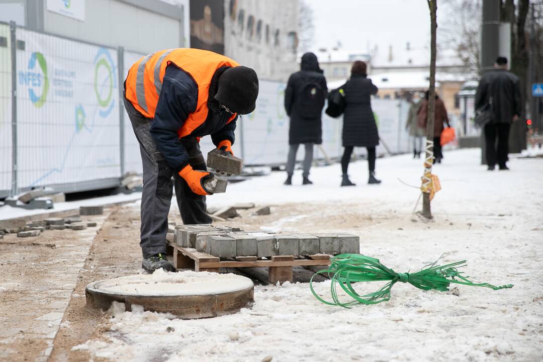 Kaune iškritęs sniegas kelių remonto darbų nestabdo