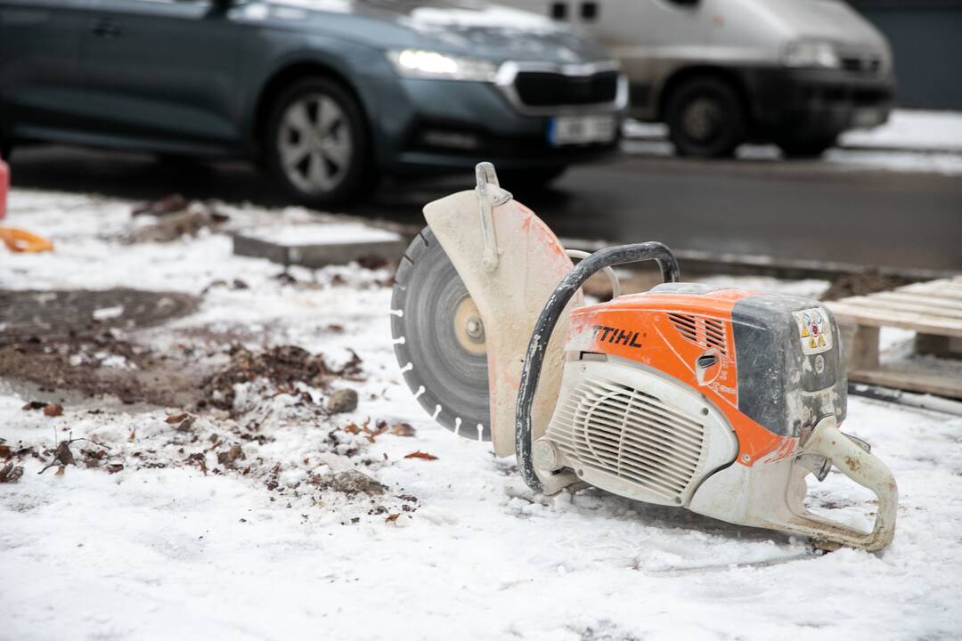 Kaune iškritęs sniegas kelių remonto darbų nestabdo