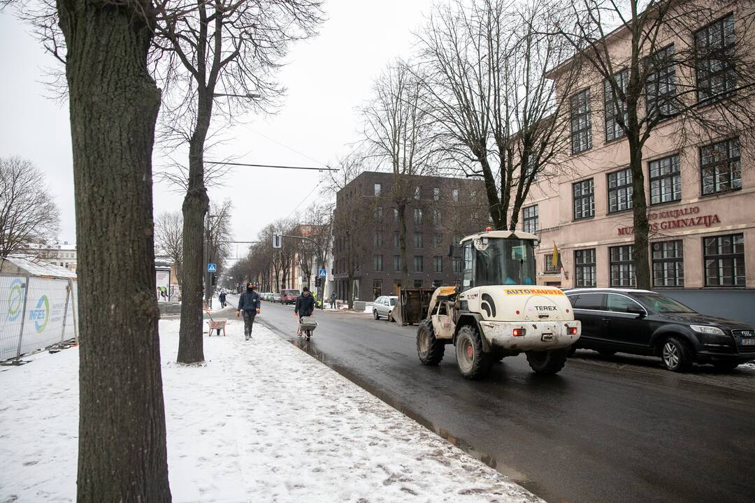 Kaune iškritęs sniegas kelių remonto darbų nestabdo