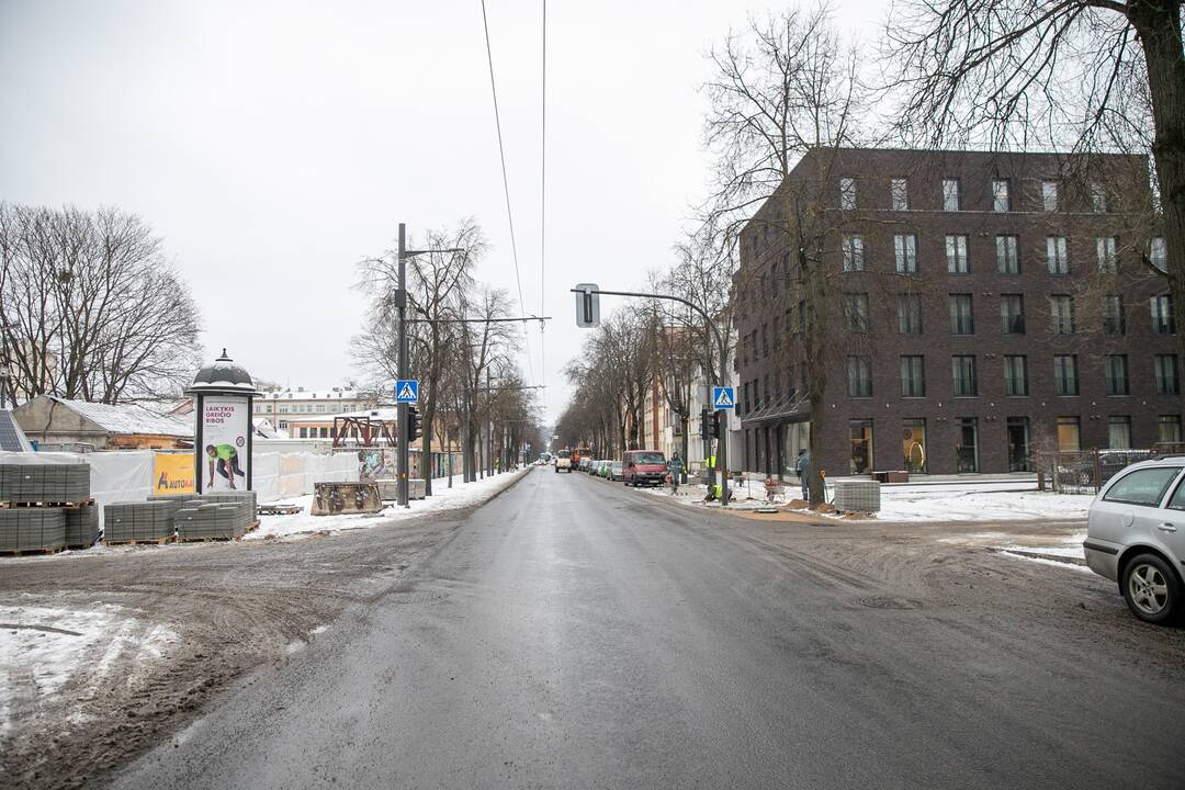 Kaune iškritęs sniegas kelių remonto darbų nestabdo