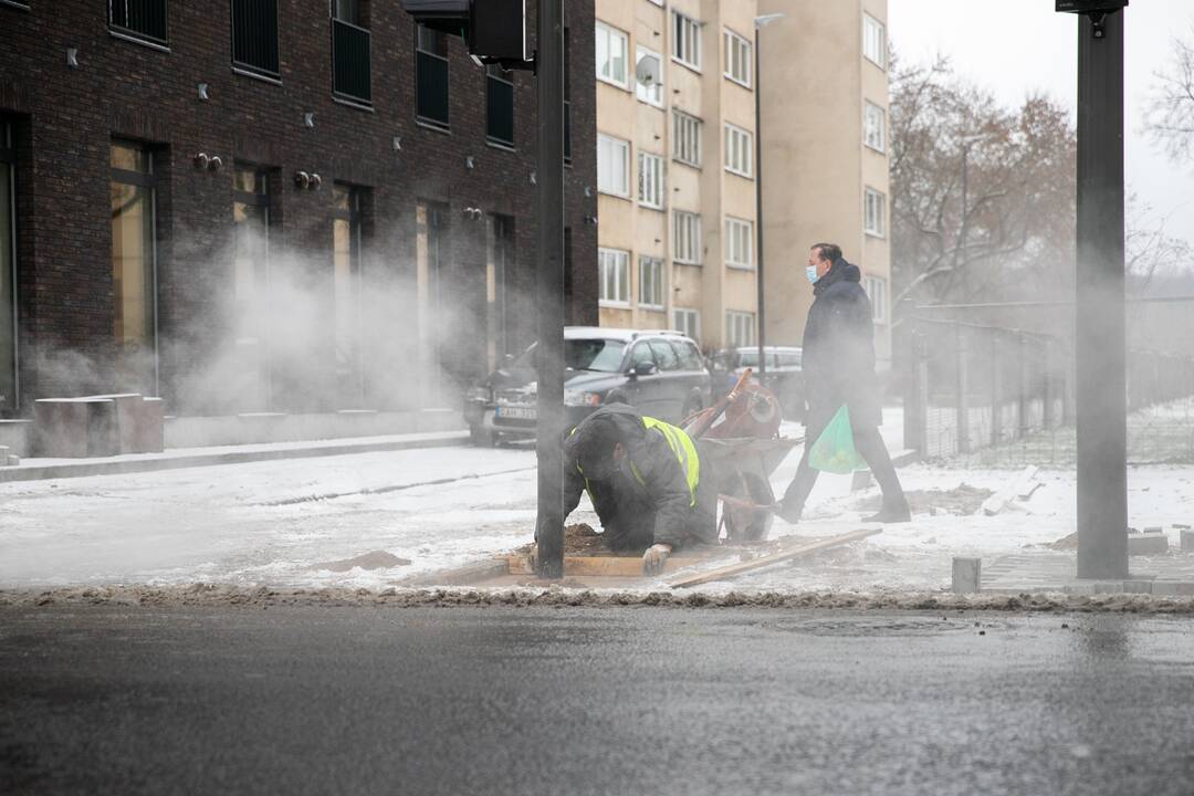 Kaune iškritęs sniegas kelių remonto darbų nestabdo