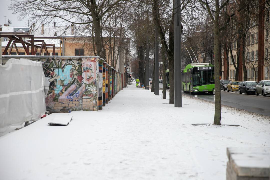Kaune iškritęs sniegas kelių remonto darbų nestabdo