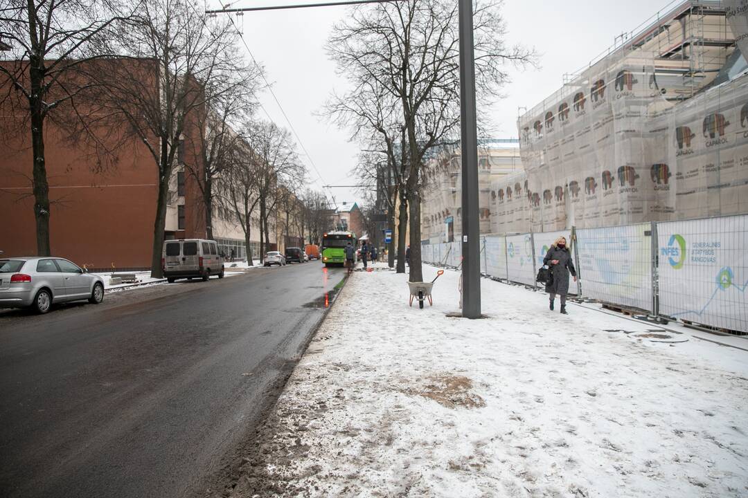 Kaune iškritęs sniegas kelių remonto darbų nestabdo