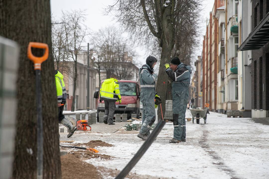 Kaune iškritęs sniegas kelių remonto darbų nestabdo