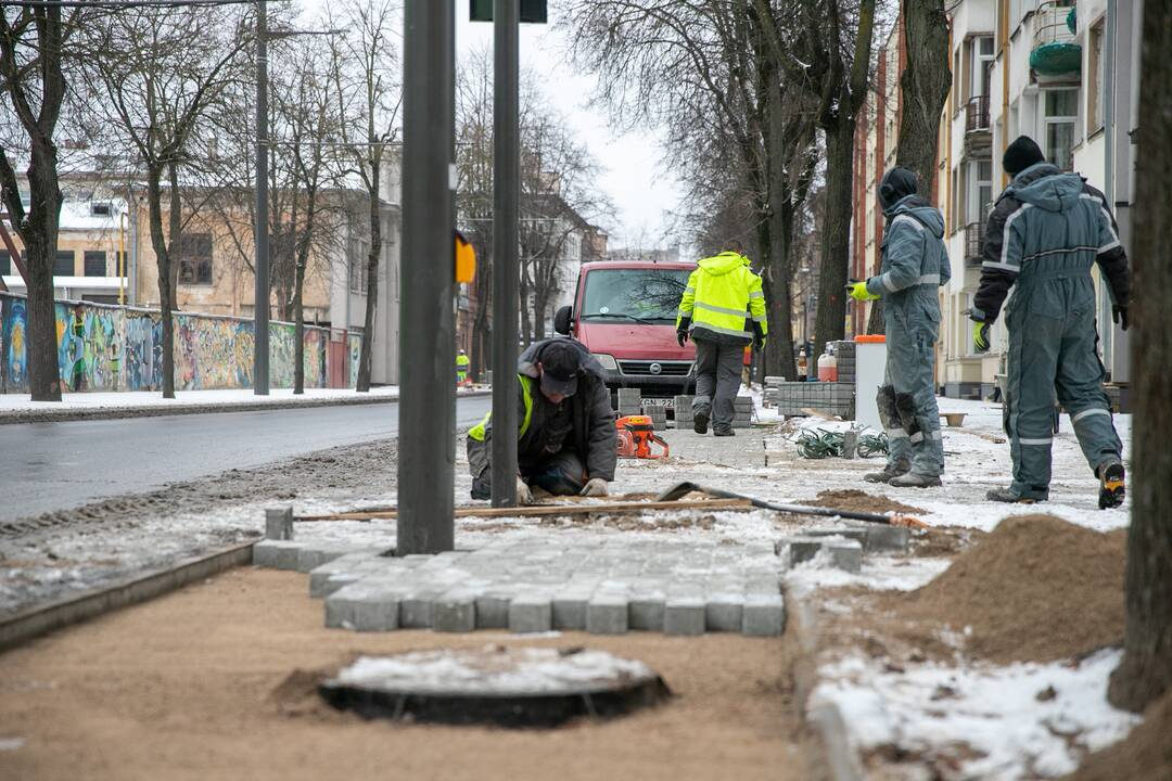 Kaune iškritęs sniegas kelių remonto darbų nestabdo