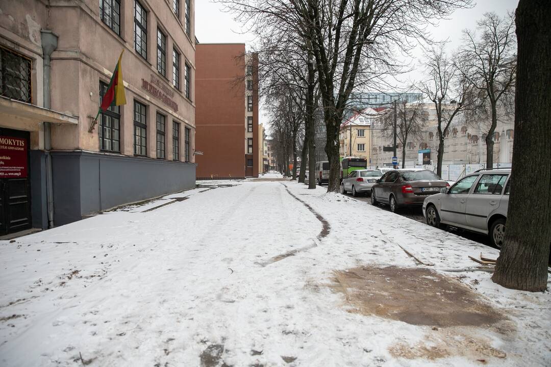 Kaune iškritęs sniegas kelių remonto darbų nestabdo