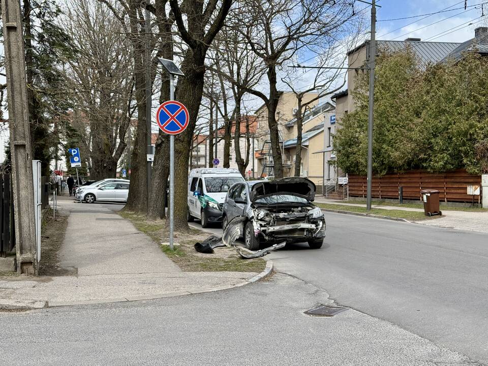 Klinikų prieigose mama, vežusi mažylį, susidūrė su kariškių transportu