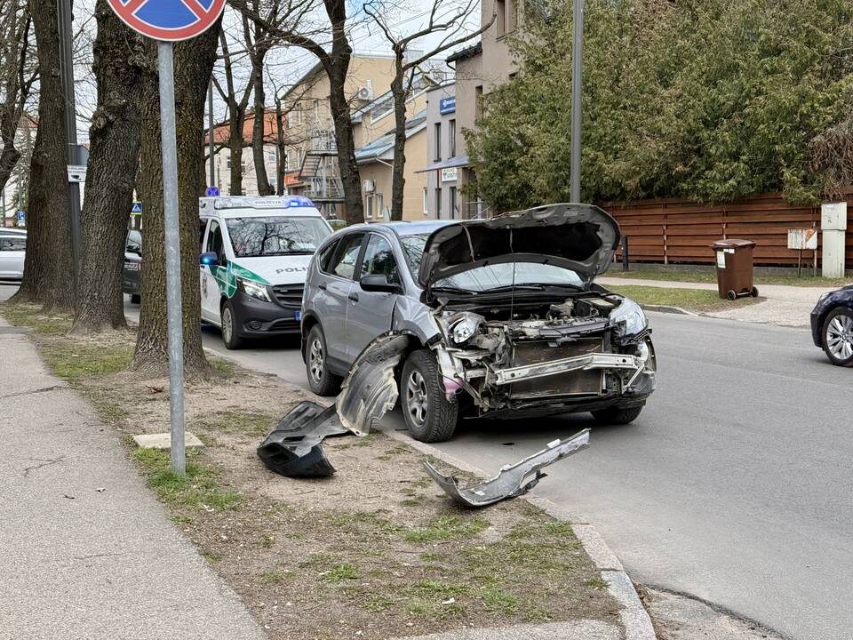 Klinikų prieigose mama, vežusi mažylį, susidūrė su kariškių transportu