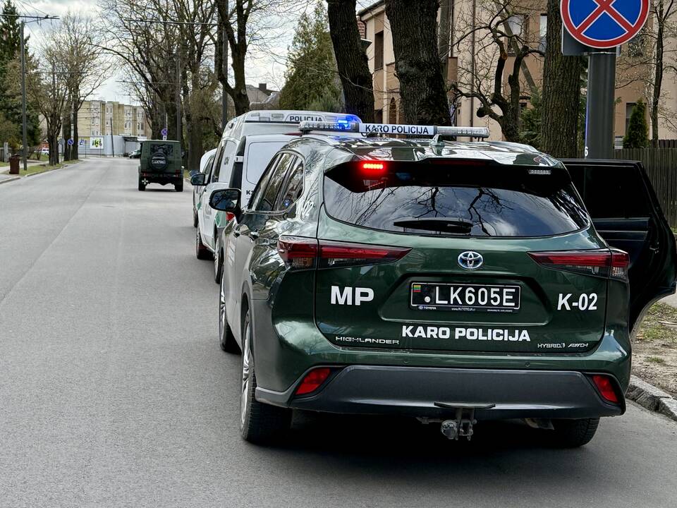 Klinikų prieigose mama, vežusi mažylį, susidūrė su kariškių transportu
