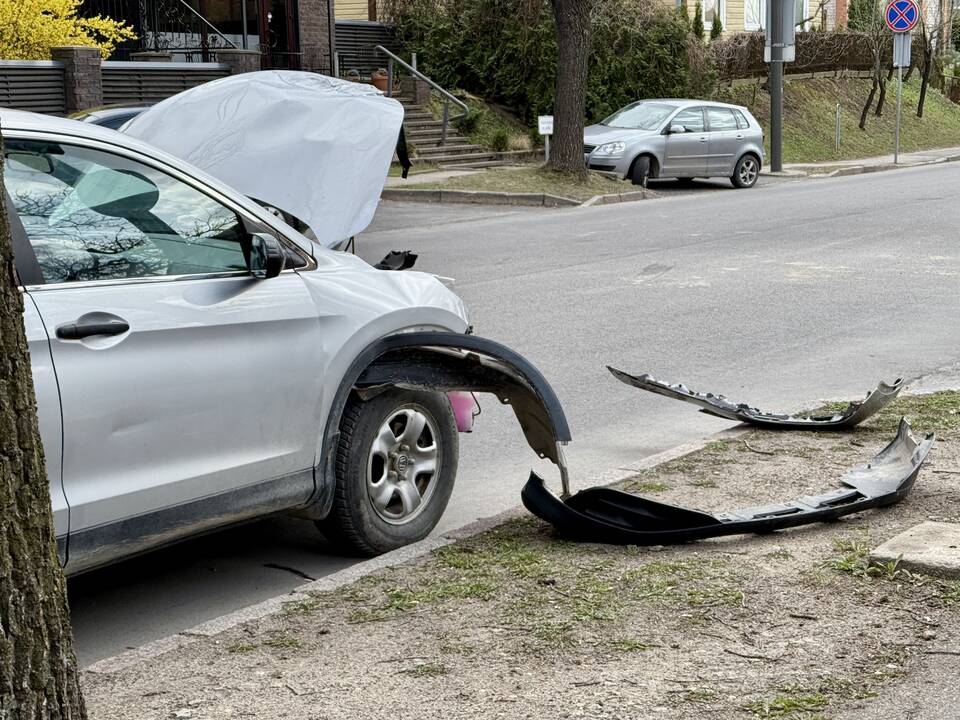 Klinikų prieigose mama, vežusi mažylį, susidūrė su kariškių transportu